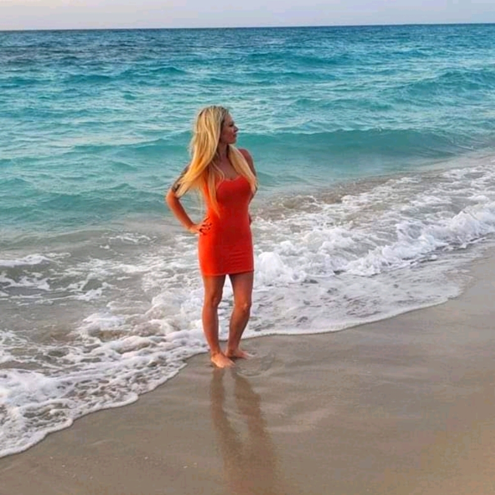 💚Small/Medium Bebe Bodycon Dress with Back cutout